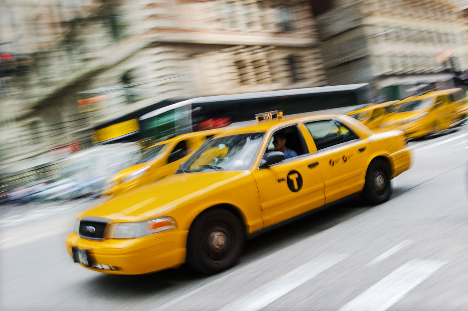 En kliché, jeg havde planlagt allerede hjemmefra. En vaskeægte, gul New York-taxi. Jeg tror, de færreste er i tvivl om, hvor i verden, vi befinder os. Dette er historien om, følelsen og fornemmelsen af, New York, vi genkender.
