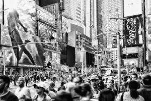 Times Square er et vildt sted at opholde sig. De visuelle og de audiovisuelle indtryk er massive og overvældende. Jeg forestiller mig, at det let kan blive for meget, og at man får trang til at flygte fra det. Som kvinden på den dobbelte bilboard. Bare lette og flyve væk fra det hele...