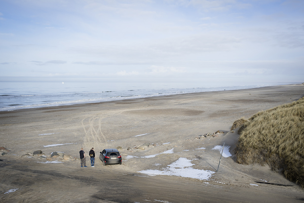 Nogen steder sker der så lidt, at man bliver nødt til at køre fast i sandet på stranden for at få tiden til at gå. 